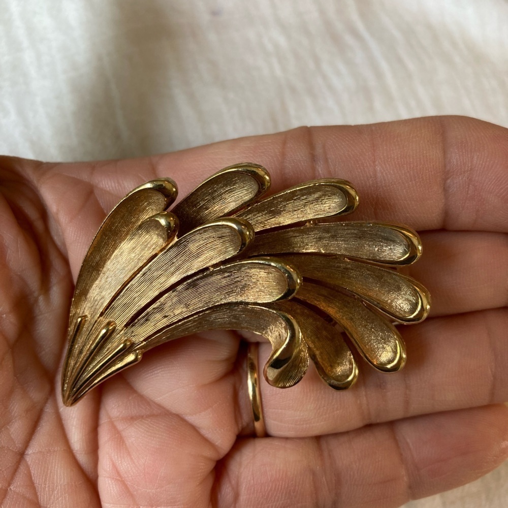Vintage Signed‎ JJ Brushed Gold Tone Abstract Brooch - Picture 6 of 6